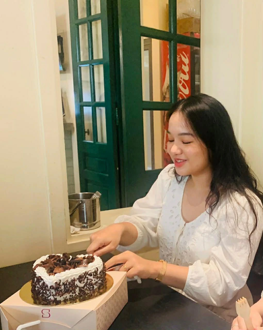 Con gái mỉm cười bên chiếc bánh sinh nhật