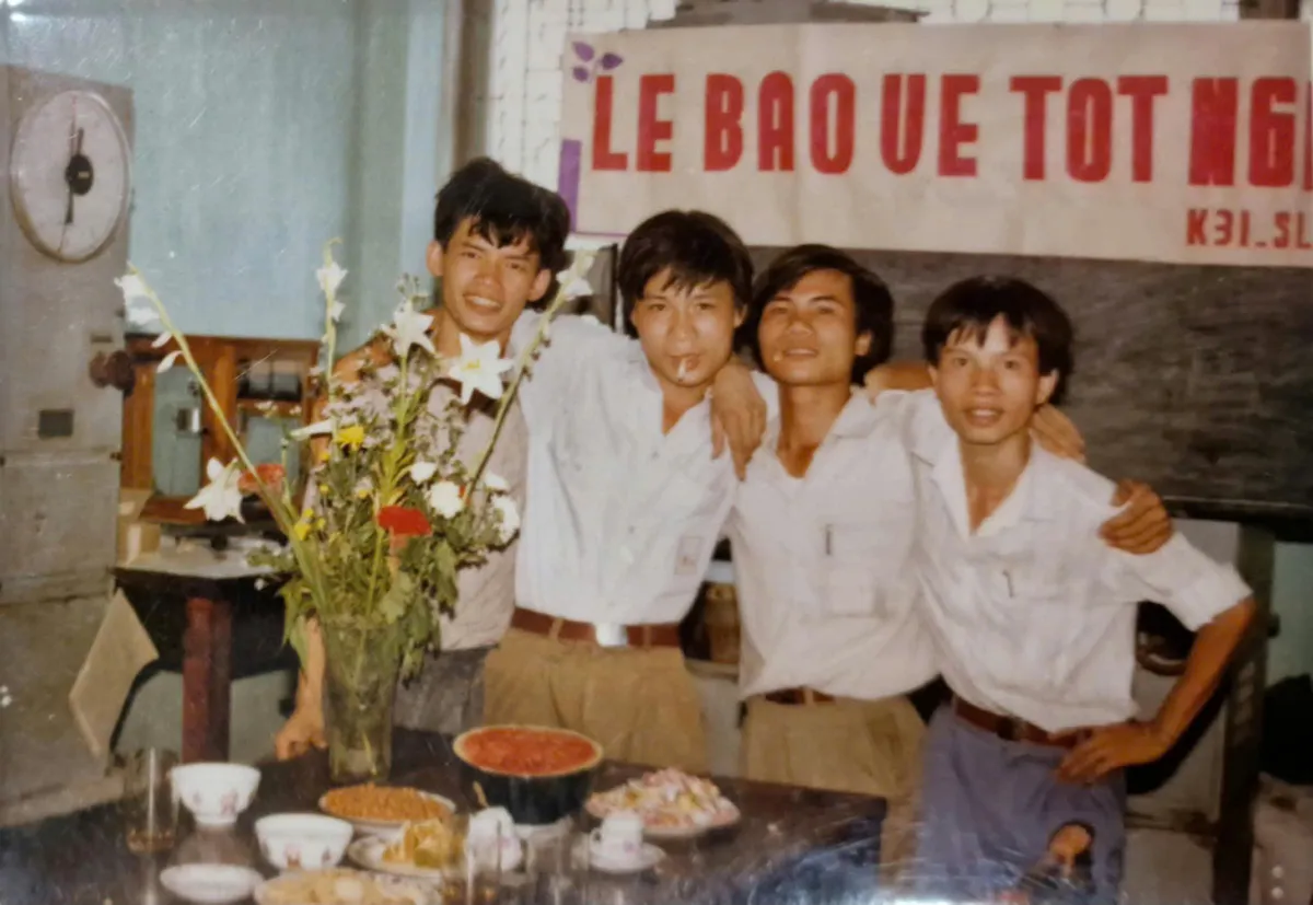 Lê Thế Điệp đứng cùng những người bạn, đồng nghiệp thời làm kỹ sư